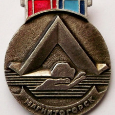 T1 INSIGNA RUSIA URSS MAGNITOGORSK PAMIATNIK PALATKA 1966 - 42 x 36 mm **