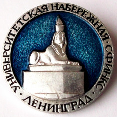 T1. INSIGNA RUSIA URSS CCCP UNIVERSITATEA SFINX LENINGRAD - 32 mm **