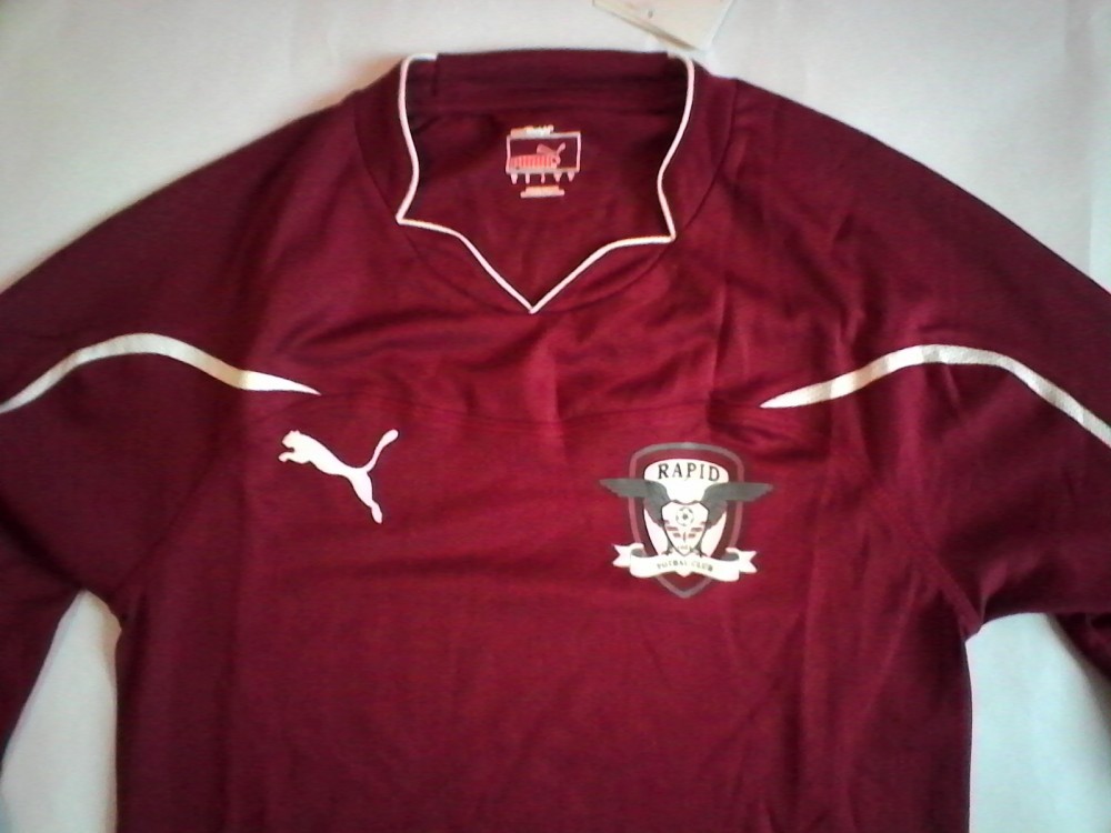 Echipament (tricou si sort) de fotbal original Puma - F.C. Rapid Bucuresti  | arhiva Okazii.ro