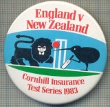 1924 INSIGNA - ENGLAND V NEW ZEELAND - CORNHILL INSURANCE -TEST SERIES 1983 -MEMORABILA INTRECERE DE CRICKET ANGLIA-NOUA ZEELANDA-starea care se vede