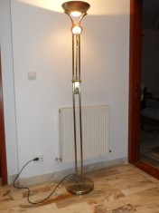 Lampa de podea cu picior inalt, doua surse de lumina, variator foto