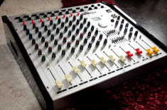 Mixer audio amplificat 2x350w foto