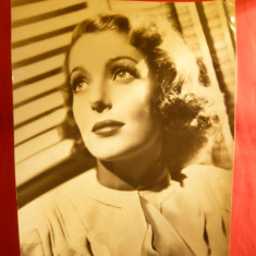 Fotografie mare ( 20,5x27,5 cm) - Loretta Young - Studio 20th Century Fox ,cu timbru romanesc -cenzura- imprimat