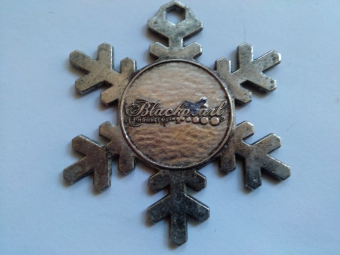 Pandantiv inscriptionat Blackpearl Industry metal cromat .