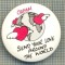 2028 INSIGNA - OXFAM-SEND YOUR LOVE AROUND THE WORLD(TRIMITE DRAGOSTEA TA IN JURUL LUMII)-SIMBOL-INIMI CU ARIPI IN JURUL GLOBULUI-starea care se vede
