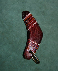 Breloc din Australia, suvenir executat de aborigenii din Astralia centrala, bumerang cu pictura tipic aborigena, lemn, 6cm breloc + o zala metalica foto