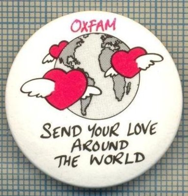 2027 INSIGNA - OXFAM-SEND YOUR LOVE AROUND THE WORLD(TRIMITE DRAGOSTEA TA IN JURUL LUMII)-SIMBOL-INIMI CU ARIPI IN JURUL GLOBULUI-starea care se vede foto