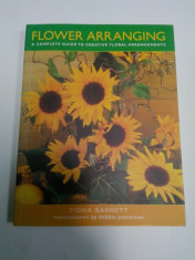 FLOWER ARRANGING - a complete guide to creative floral arrangements ( carte-album de aranjamente florale) foto