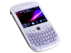 Blackberry 8520 Curve black,white noi la cutie,2ani garantie cu toate accesoriile oferite de producator,functional orice retea!PRET:340lei foto
