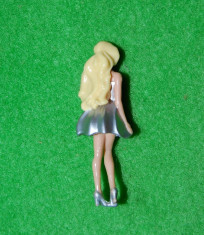 Figurina jucarie din surprisa ou Kinder, domnisoare blonda, fata blonda in rochita argintie, plastic, colectie, 6 cm foto