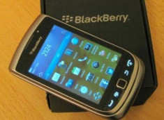 BlackBerry Torch 9810, in cutie cu accesorii originale inclusiv husa si SyncPod foto