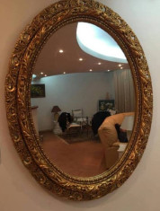 Oglinda cu rama din lemn sculptat foto