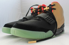 ADIDASI NIKE AIR YEEZY 2 BLACK AND GOLD TALPA FOSFORESCENTA foto