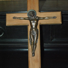 CRUCIFIX VECHI DIN BRONZ MONTAT PE CRUCE DIN LEMN .PATINA DEOSEBITA.