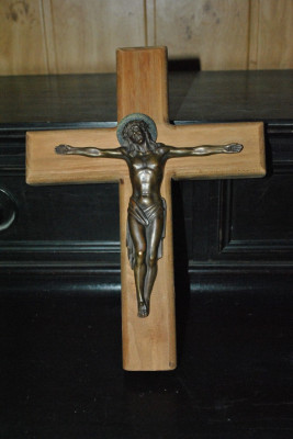 CRUCIFIX VECHI DIN BRONZ MONTAT PE CRUCE DIN LEMN .PATINA DEOSEBITA. foto