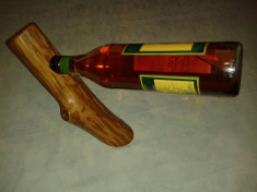 Suport de lemn de sustinere sticla vin in echilibru foto