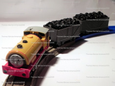 TOMY/TrackMaster trenulet baterii jucarie - Thomas and Friends locomotiva motorizata BEN cu 2 vagoane incarcate cu carbune - transport GRATUIT foto