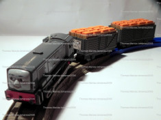 TOMY/TrackMaster trenulet baterii jucarie - Thomas and Friends locomotiva motorizata DENNIS cu 2 vagoane incarcate cu lazi - transport GRATUIT foto