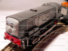 TOMY/TrackMaster trenulet baterii jucarie - Thomas locomotiva DENNIS cu 2 vag foto