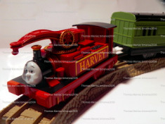 TOMY/TrackMaster trenulet baterii jucarie -Thomas locomotiva HARVEY cu 2 vagoane foto