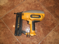 pistol cuie/ capsator cuie DEWALT 12 V-doar corpul foto