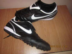 Ghete fotbal Nike Tiempo - noi foto