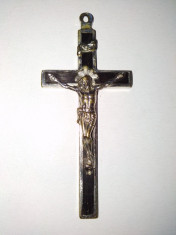 Crucifix pectoral vechi din alama cromata si lemn foto