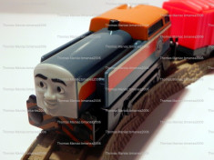 TOMY/TrackMaster trenulet baterii -Thomas locomotiva motorizata DEN cu 2 vagoane foto