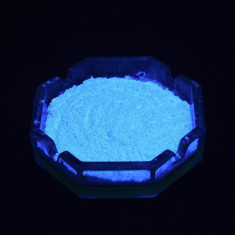 Pigment alb fluorescent reactiv UV foto