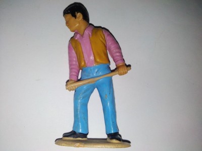Figurina plastic gradinar, deteriorat foto