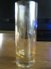 un pahar vechi din sticla irizata foto