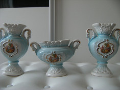 Deosebit set format din doua vaze si o cupa din portelan, made in Italy, cromatica deosebita, de colectie/decor. foto
