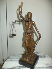 Statueta superba Justitia din bronz masiv pe postament din marmura neagra piesa deosebita,40 cm inaltime foto