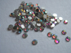 Set 100 cristale cu reflexii multicolore pt decorare unghii tip Swarovski 1,5mm foto