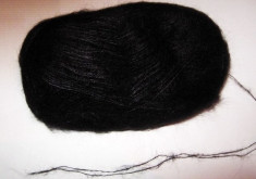 Fir de tricotat sau crosetat , mohair natural cu matase , moale , pufos , de foarte buna calitate , negru intens foto