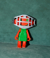 Figurina, jucarie omulet portocaliu si verde (sportiv jucator fotbal american) foto