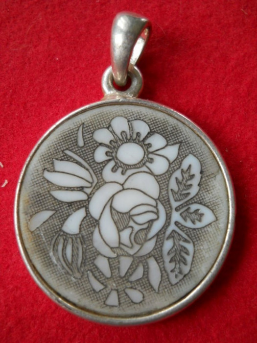 Superb si Vechi Medalion model floral executat manual Finut Splendid de Efect