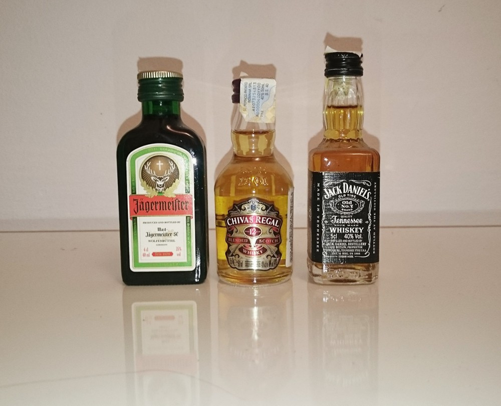3 sticle sticlute mini minion miniatura bautura de colectie (Chivas, Jack  Daniel's, Jagermeister) sigilate cu timbru | arhiva Okazii.ro