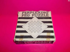 joc perplexing peg puzzle cu piese din lemn foto