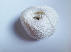 Fir de tricotat sau crosetat , moale , Bumbac cu vascoza si acril alb foto