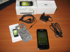 Vand telefon mobil smartphone Vodafone Smart III 975 foto