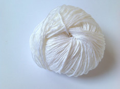 Fir de tricotat sau crosetat , Bumbac cu vascoza , matasos , cu luciu alb foto