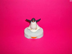 figurina animal pinguin ce se misca pe gheata de la burger king foto