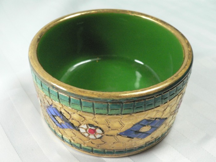 CERAMICA ARTISTICA DE AUTOR - MARIO SAMBUCO - MODEL BIZANTIN - DECOR CU AUR PUR SI GLAZURA EMAIL POLICROM - DIAMETRUL 7,5 CM - INALTIME 4 CM foto mare CERAMICA ARTISTICA DE AUTOR - MARIO SAMBUCO - MODEL BIZANTIN - DECOR CU AUR PUR SI GLAZURA EMAIL POLICROM - DIAMETRUL 7,5 CM - INALTIME 4 CM foto mare