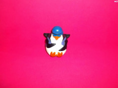 figurina animal pinguin din plastic ce scoate sunete de la mc donalds foto