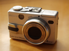 Doua aparate foto: Sony DSC-V1 si Canon Power Shot A80 foto