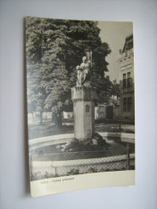 Carte postala / Sibiu - Fantana arteziana - vedere (anii 60) foto