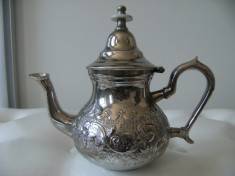 Frumos ceainic din alama argintata, marcat Palace Fes, numerotat 28,de colectie. foto
