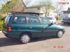 vand piese de opel astra caravan model f culoare rosie din 94 motor 16 benzina foto