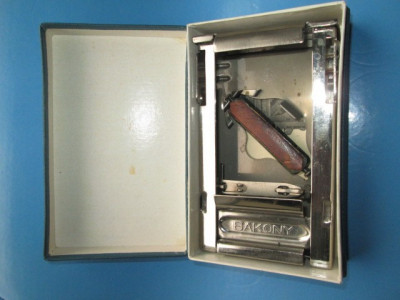 5146-BAKONY- Aparat maghiar vintage pentru ascutit lame barbierit. foto